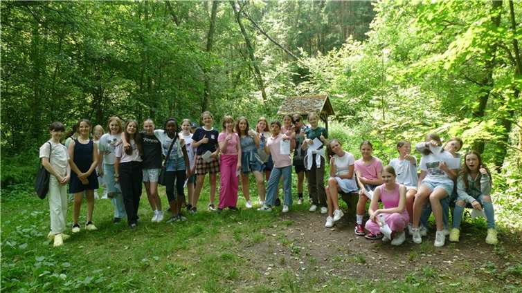 Nachdem die Sage an Ort und Stelle vorgelesen worden war und man noch ein bisschen die Weite der Natur und die Freiheit bei einer Exkursion genossen hatte, trat die Gruppe den Heimweg an.  Foto: SMS