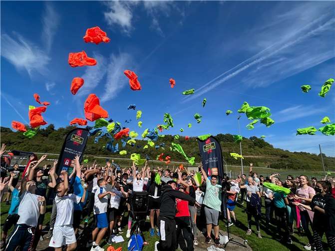 Nachdem die Schüler mit Trikots ausgestattet und in Mannschaften eingeteilt wurden, ging es los.  Foto: Hocheifelschule