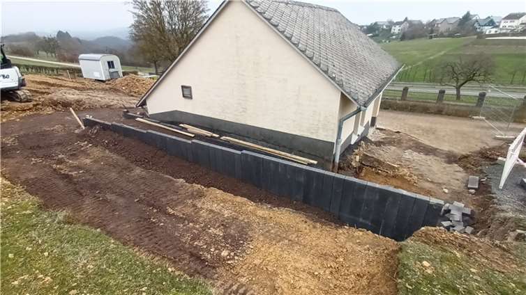 Nachdem die Treppen auf beiden Seiten und vor der Leichenhalle entfernt wurden, konnte mit dem Bau der Rampen, die von einer Seite des Friedhofes auf die Andere führen, begonnen werden. Quelle: Ortsgemeinde Macken