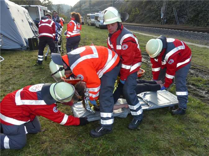 Nachdem die Verletzten von der Unfallstelle nach draußen gebracht waren, wurden sie notfallversorgt.