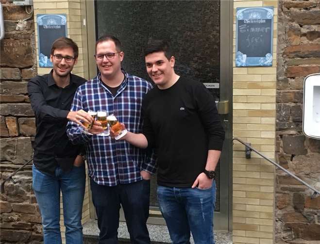 Nachdem die Wahl in den Abendstunden abgeschlossen war, stießen der Hauptmann 2017 Max Senger, der neu gewählte Hauptmann 2018 Michael Bröhl und der neue Nachthauptmann Andre Boos (v. l..) auf ein erfolgreiches Kirmesjahr 2018 an. privat