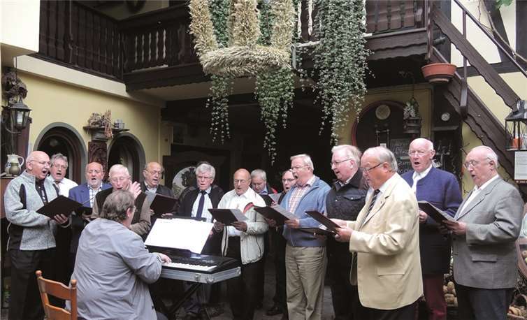 Nachdem die aus Ähren geformte, schöne Erntekrone aufgezogen war, sang der sich unter ihr aufgestellte Chor das Kirchenlied „Unser täglich Brot“.BSB