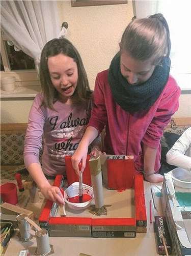 Nachdem die einzeln gefertigten Gebäudeteile zusammengebaut wurden, werden sie hier angemalt. privat