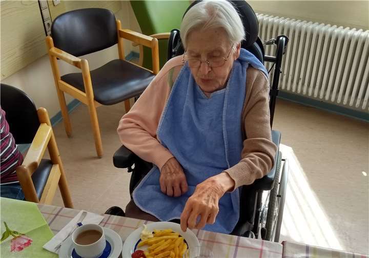 Nachdem die leckeren Pommes gegessen waren, haben die Bewohner den Nachmittag in gemütlicher Runde ausklingen lassen.Foto: privat