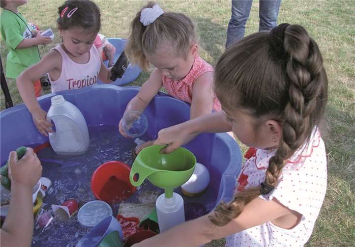 Nachdem die optimale Mischung für Seifenblasen selbst hergestellt wurde, gab es noch jede Menge Spaß mit Wasser.privat