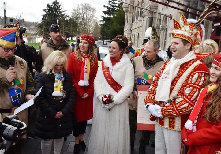 Nachdem die rund 1000-köpfige Truppe des Tollitätenpaars gegen die Bundeswehr gesiegt hatte, unterzeichnete die die Kapitulationsurkunde.