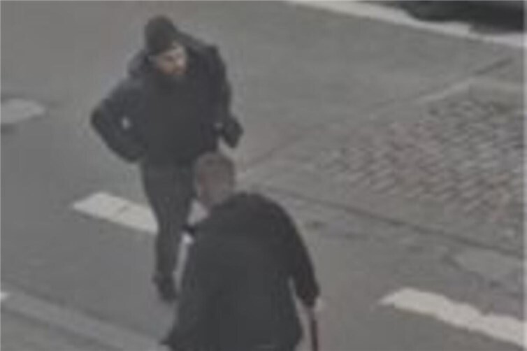 Nachdem die unbekannten Männer das Uber einer Familie rammten, verfolgten sie einen der Geschädigten mit einer Axt bewaffnet.