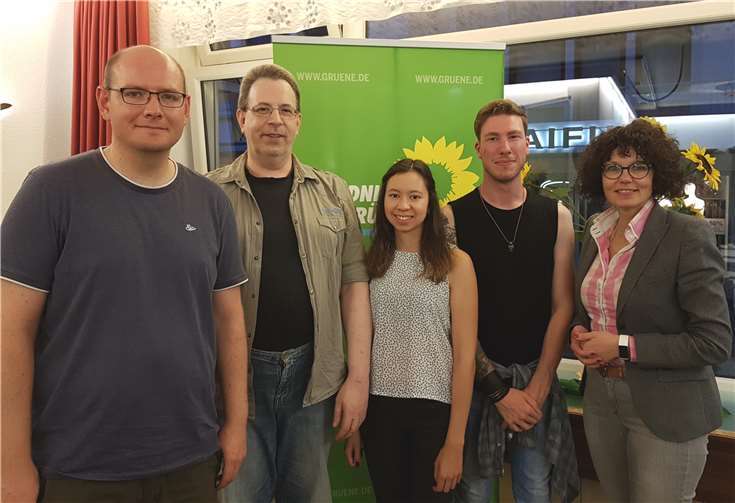 Nachdem die verdienten Sprecher Christoph Scheuer und Klaus Puchstein nicht mehr kandidiert hatten, wählte der Ortsverband Bad Neuenahr-Ahrweiler von Bündnis 90/Die Grünen einen komplett neuen, vergrößerten Vorstand um die beiden Sprecher Sarah Rößel (Mitte) und Karl Malucha (links). Foto: privat