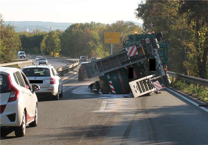 Nachdem ein Lkw-Anhänger auf der B256 umgekippt war, musste die Bundesstraße mehrere Stunden gesperrt werden. Foto: Polizei