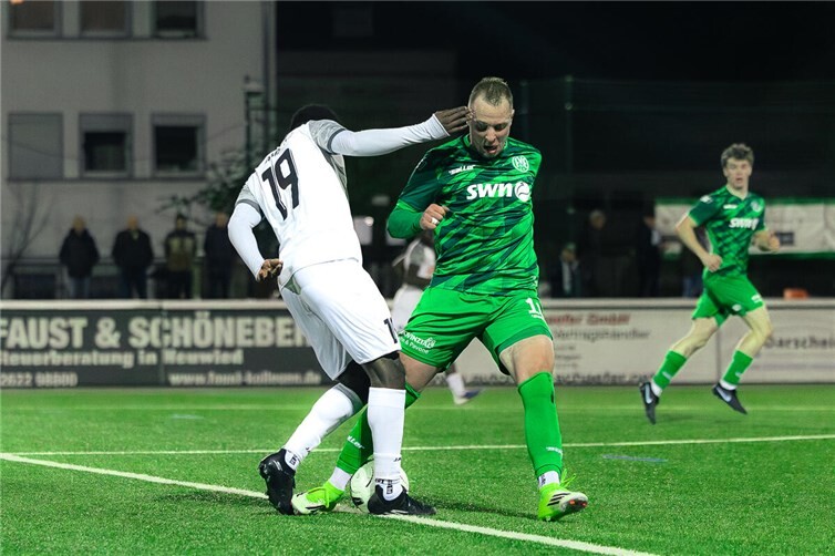 Nachdem er beim Pokalspiel gegen Trier Bekanntschaft mit dem Pfosten machte und einen halben Zahn lassen musste, ist Jonas von Haacke wieder zurück auf dem Platz.