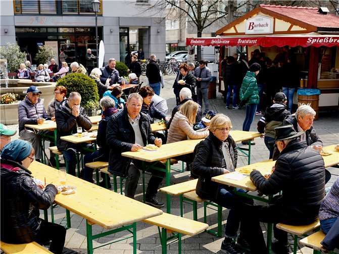 Nachdem es noch am Morgen geschneit hatte, verwandelte sich der Platz an der Linde am Sonntagnachmittag in ein Open-Air-Restaurant.