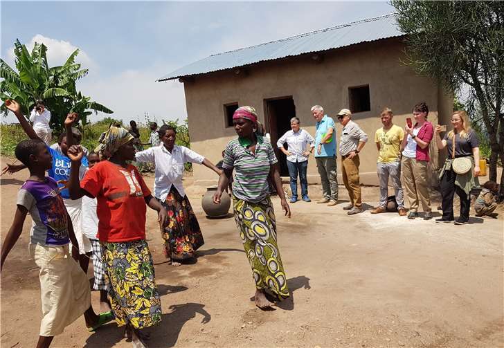 Nachdem genau vor 12 Monaten Hans Peter Röhrig mit Schwester Uta Düll vom Buschkrankenhaus in Ruanda unterwegs war um den „Ärmsten der Armen“ zu helfen, unterstützt er jetzt mit der Kulturbühne die Versorgung von isolierten Corona-Infizierten mit Lebensmitteln.Fotos: röhrig
