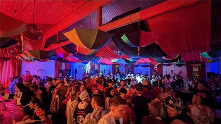 Nachdem in den letzten Sessionen die große Karnevalsparty in der Schützenhalle ausgerichtet wurde, feierte der JGV in diesem Jahr sein Fest-Comeback am Karnevalssamstag erstmals im Buschhovener Pfarrheim.