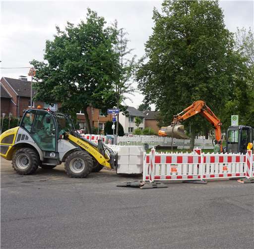 Nachdem in der ersten Hälfte des Jahres bereits die Bushaltestelle am Fronhof in Heimerzheim barrierefrei umgestaltet wurde, begannen am Montag, den 31.08.2020, die Umbauarbeiten an der Bushaltestelle „Quesnoy-Platz“ in Buschhoven.Fotos: Gemeinde Swisttal