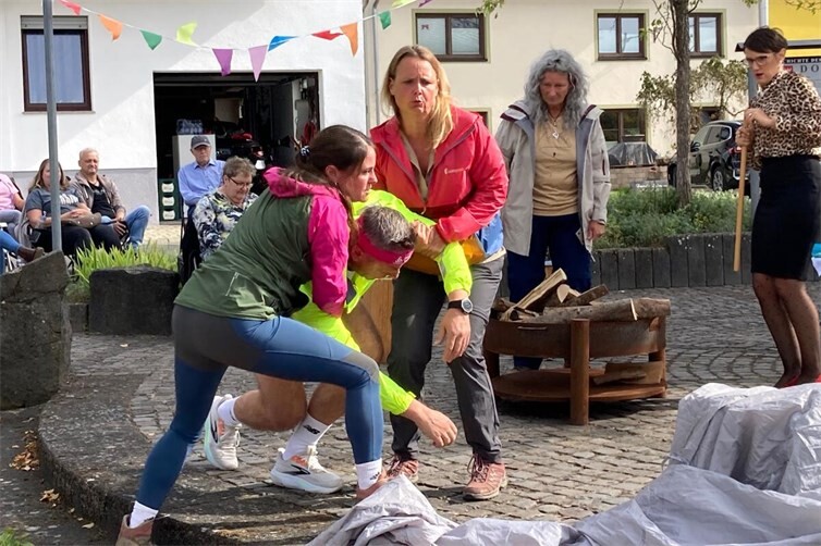Nachdem man in dem harmlosen Jogger einen vermeintlichen Spanner erkannt haben will, bekommt er eins über die Rübe.