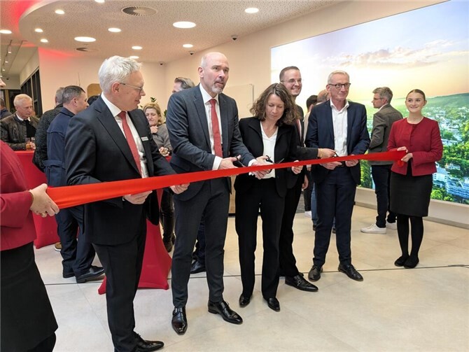 Nachdem noch das symbolische rote Band durchschnitten wurde, fanden angeregte Gespräche bei Musik, Getränken und Häppchen statt und die wiedereröffnete Filiale wurde so zu einem lebendigen Ort der Begegnung.  Foto: KS