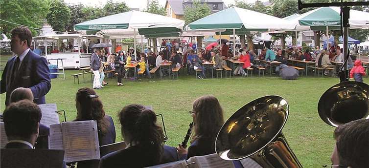 Nachdem schon der Wonnemonat seinem Namen nicht gerecht geworden war, hatten die Rheinbreitbacher Ortsvereine nun auch im August Pech mit dem Wetter. Viele potenzielle Besucher waren zur Eröffnung des 34. Parkfestes zu Hause geblieben.DL