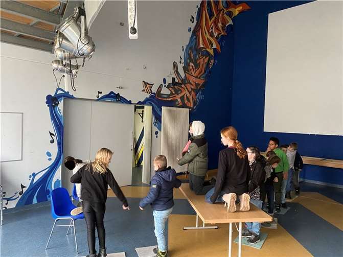 Dem Ruf der Adventure Night gefolgt Nachdem sich alle Kinder versammelt hatten, startete die Aktion mit der Suche nach einer Schatzkarte. Foto: Alex Schroedter