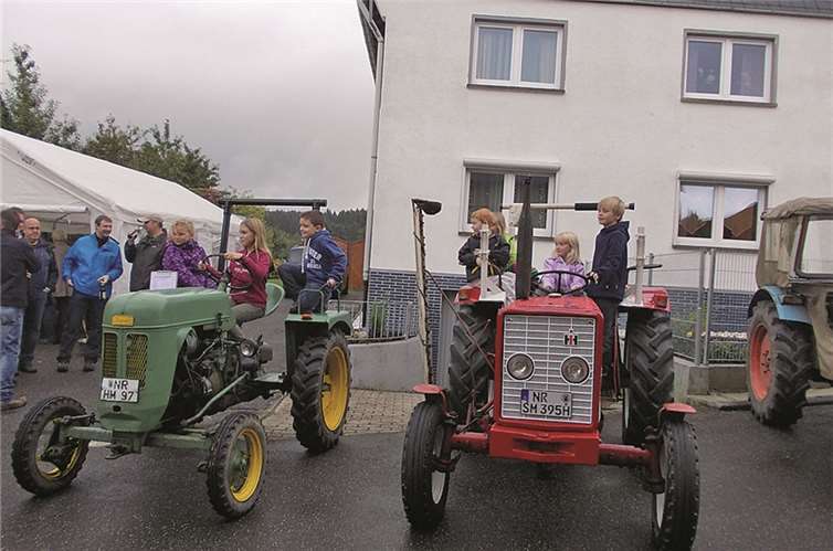 Nachdem sich das Wetter besserte, nahmen die Kinder die Traktoren in Beschlag. privat