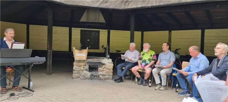 Nachdem sich die Kälte so langsam verabschiedet hat, werden die Chorproben wieder, wie bereits im Vorjahr mit Freude praktiziert, in den Sommermonaten in frischer Luft an der Grillhütte in Dattenberg stattfinden. Foto: privat