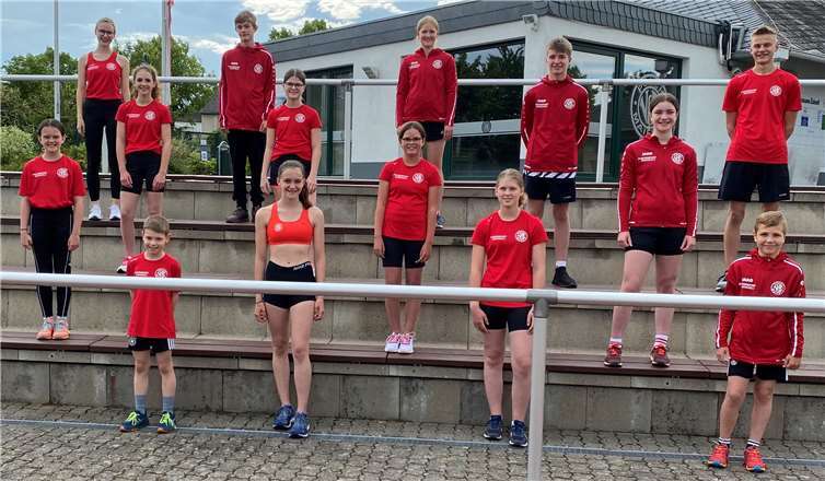 Nachdem sich die LG Maifeld-Pellenz Ende des letzten Jahres einvernehmlich aufgelöst hat, präsentieren sich nun, nach langer coronabedingter Trainingspause, die Leichtathleten des VfB Polch in neuer Trainings- und Wettkampfkleidung.Quelle: VfB Polch
