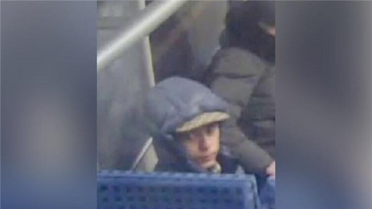 Nachdem sich einer der Tatverdächtigen der Polizei gestellt hat, ist sein Komplize noch immer auf der Flucht.
