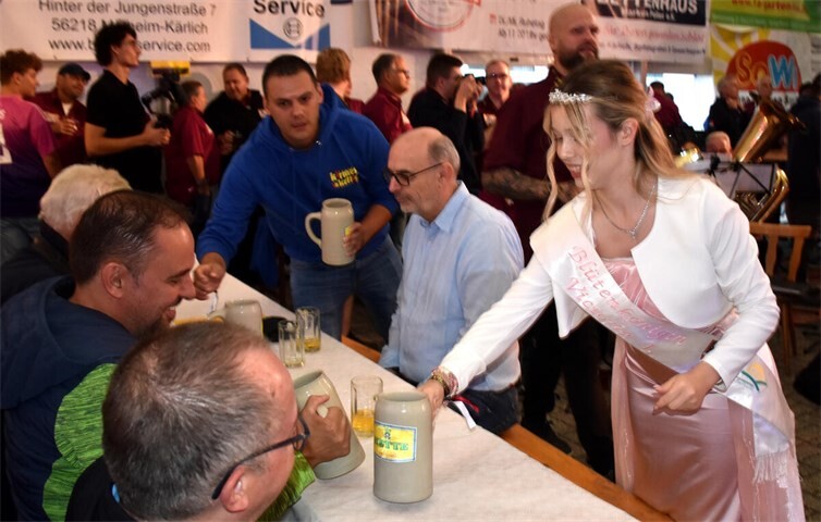Nachdem sie das Fass angeschlagen hatte, brachte Blütenkönigin Victoria I den Gästen Bier.