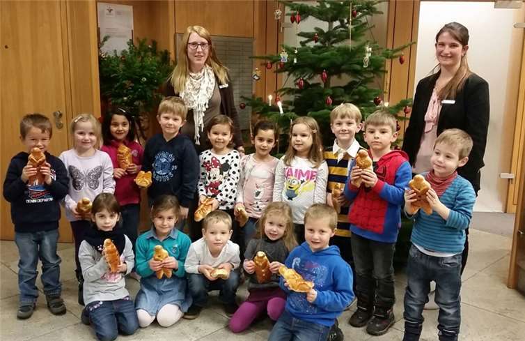 Nachdem sie den Weihnachtsbaum mit ihren Engeln verschönert hatten, ließen sich die Kinder der Tigerentengruppe den Weckmann schmecken.