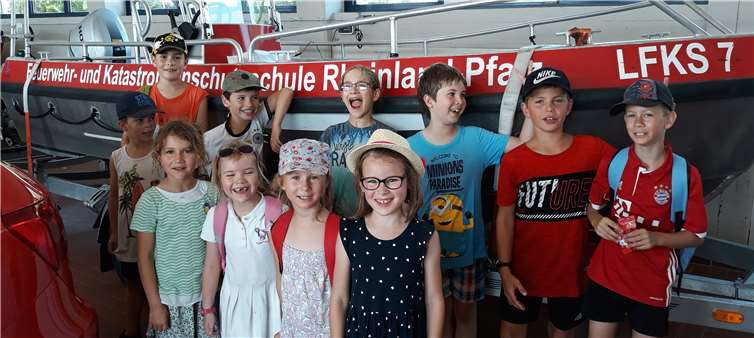 Nachdem sie sich alles angeschaut hatten, durften die Kinder selbst ran: Im Feuerwehrauto ging es mit Blaulicht und Sirene zum „Einsatz“ und es wurde gelöscht was das Zeug hält.Foto: privat