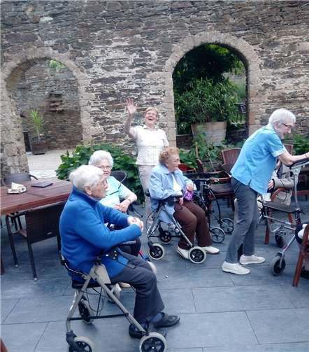 Nachdem sie sich mit Flammkuchen und Wein gestärkt hatten, machten sich die Kempenicher Senioren auf, um den idyllischen Innenhof zu erkunden. Foto: privat