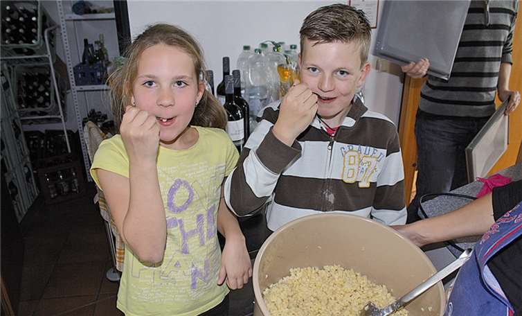 Nachdem vier Kilo Spätzleteig verarbeitet wurden, probieren die Köche ihr Werk.