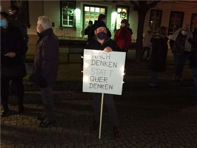 Nachdenken statt Querdenken: In den Reihen der Mahnwache gab es zahlreiche Spruchbänder und Transparente. Foto:BL