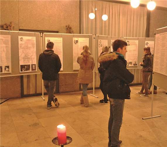 Nachdenklich nahmen die Schüler die ausgestellten Schicksale zur Kenntnis. privat