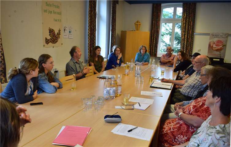 Nachdenkliche Gesichter in Nassau: Die Enttäuschung, dass es mit dem Jugend-Partnerschaftsbesuch aus Mabira in den Sommerferien nichts wird, bedrückte den Arbeitskreis Nassau-Mabira und die jungen Leute auf beiden Seiten. Jetzt wird die Jugendbegegnung in den Herbst verschoben.Foto: privat