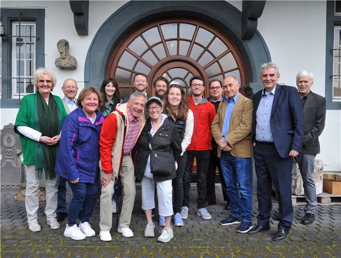 Nachfahren des aus Andernach stammenden berühmten Germanisten Ernst Loeb haben die alte Heimat besucht. Im Stadtmuseum wurden sie unter anderem von Bürgermeister Claus Peitz (2. von rechts) begrüßt. Foto: Stadt Andernach/Maurer