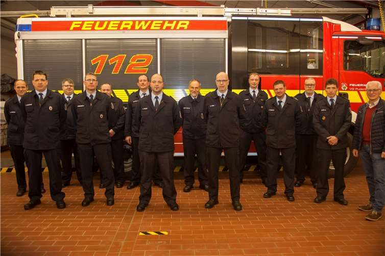 Nachfolger Alexander Neuer (erste Reihe 3.v.l.) von Dirk Kuhl (re. daneben) als Wehrleiter im Kreis der Führungsmannschaft der Feuerwehr VG Puderbach.  Foto: Feuerwehr VG Puderbach
