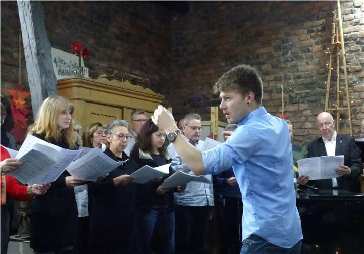 Nachfolger Nicolas Schouler dirigiert mit Schwung und Elan den WW-Chor, nachdem Jessica Burggraf ihm symbolisch die Stimmgabel überreichte.