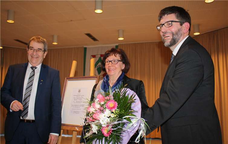 Zahlreiche Laudatoren würdigten einen bürgernahen Politiker Nachfolger Wolfgang Lambertz überreichte an Helmut Probst die Ruhestandsurkunde und an seine Gattin Rosi einen Blumenstrauß.
