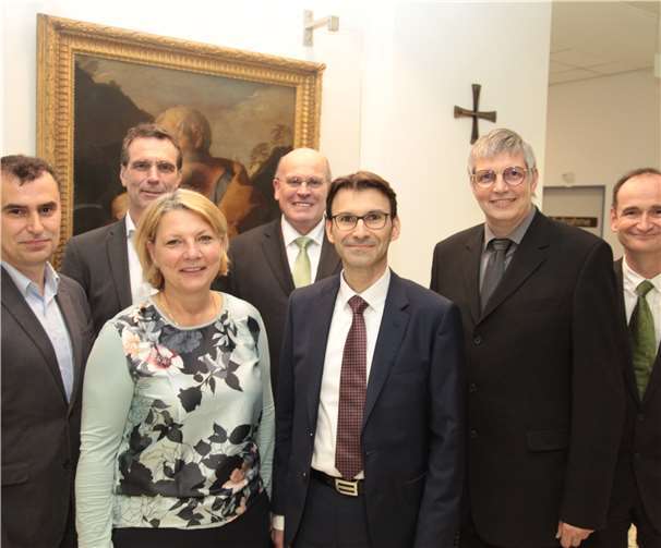Nachfolger von Dr. Manfred Rittich (2. von rechts) als Chefarzt der Inneren Abteilung des Adenauer Krankenhauses ist Dr. Theodoros Ballidis (3. von rechts). Unser Bild zeigt die beiden zusammen mit dem Direktorium des Marienhaus Klinikums im Kreis Ahrweiler.Foto: hf