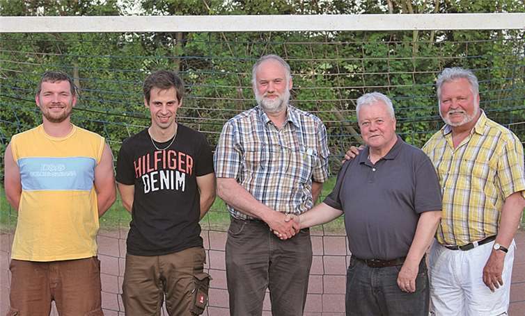 Nachfolger von Rolf Felten (2.v.l.) als Trainer beim V.f.R. Waldorf wird in der kommenden Saison Walter Bous (Mitte), den Vorsitzender Karl-Heinz Brenner (2.v.r.) der Mannschaft vorstellte. WK