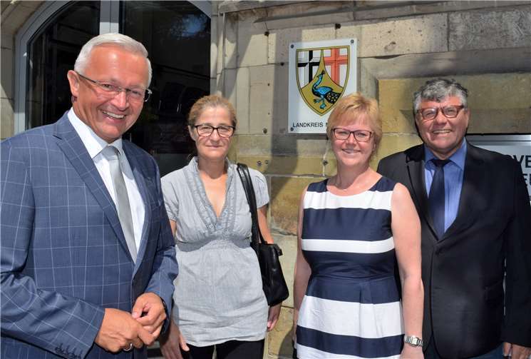 Nachfolgerin der bisherigen Gemeindeschwester plus imLandkreis Neuwied ist Birgit Boos. Birgit Boos (2.v.l.) stattete zum Amtsantritt einen Besuch bei Landrat Achim Hallerbach (links), dem 1.Kreisbeigeordneten Michael Mahlert (rechts) sowie der Leiterin der Sozialabteilung, Agnes Ulrich, ab.