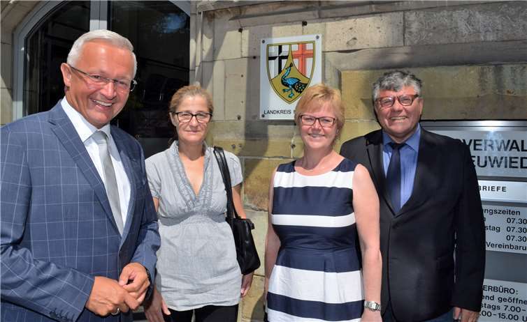 Nachfolgerin der bisherigen Gemeindeschwester plus im Landkreis Neuwied ist Birgit Boos. Birgit Boos (2.v.l.) stattete zum Amtsantritt einen Besuch bei Landrat Achim Hallerbach (links), dem 1.Kreisbeigeordneten Michael Mahlert (rechts) sowie der Leiterin der Sozialabteilung, Agnes Ulrich, ab.