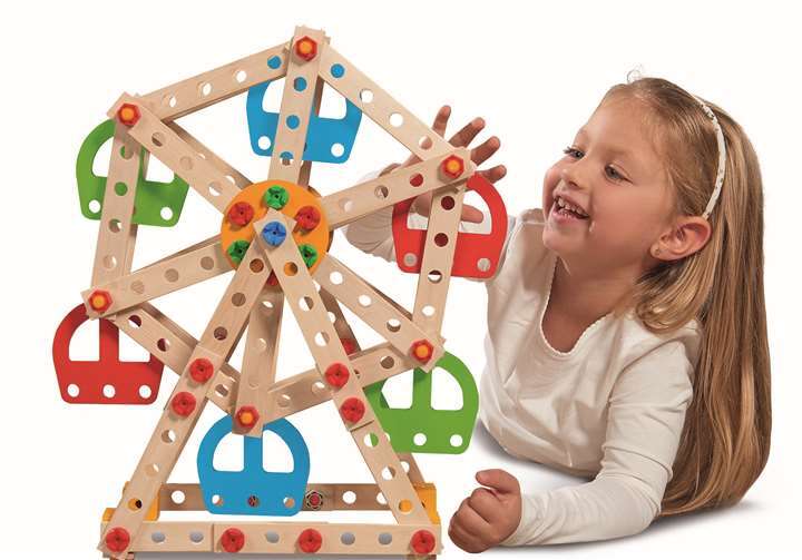 Nachhaltig produziertes Spielzeug, das zum Konstruieren und Ausprobieren einlädt - ihr könnt fünf Eichhorn Constructor Holz-Kreativ-Sets bei uns gewinnen! Foto: Eichhorn