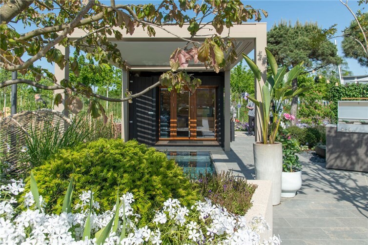 Nachhaltig und attraktiv: Betonstein bietet vielfältige Gestaltungsmöglichkeiten für Flächen und Wege rund ums Eigenheim.