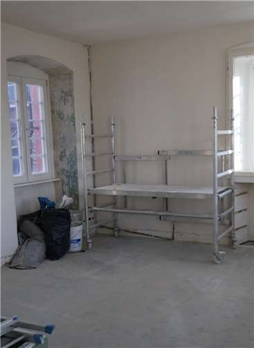 Nachher: Ehrenamtliche und Gewerke haben einen neuen Raum hinterlassen (mehrere Schichten Tapeten wurden abgetragen, Schäden beseitigt, die Decke aufgefüllt und verputzt, Fensterrahmen geschliffen).