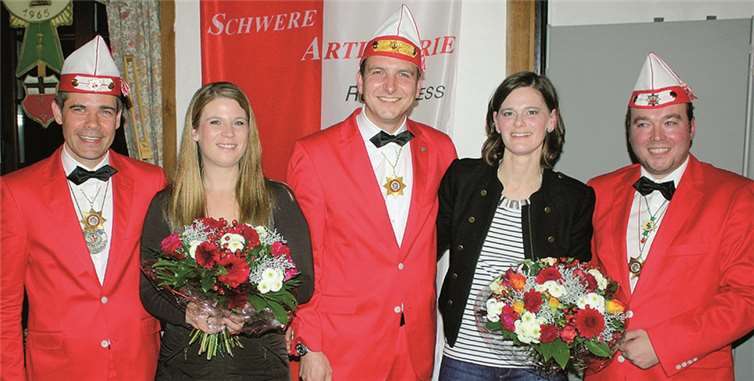 Nachhilfe im Bütze erteilten dem Prinz in Lauerstellung Tina von Almen und Judith Dütz Bouillon.DL