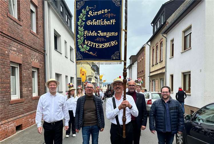 Nachmittags startete der Kirmesumzug durchs Dorf mit allen Ortsvereinen und vielen eingeladenen Gästen.  Fotos: privat