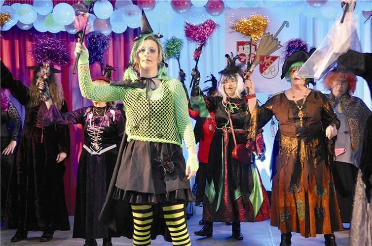 Nachtjacken verzauberten als traumhafte Hexen