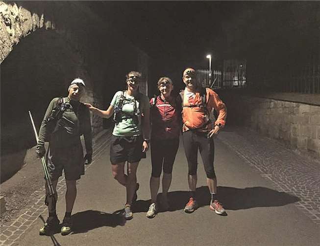 Nachts mit Begleitung durchs Siebengebirge: Fraggle, Mareike, Almuth, Rainer und Pit.