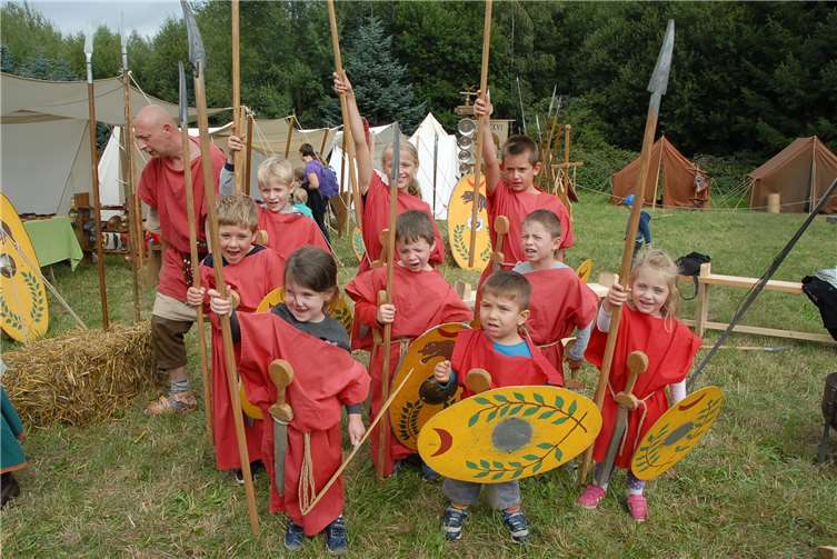 Nachwuchs-Legionäre auf „Kriegspfad“: Die Kinder hatten viel Spaß bei den Kampfspielen rund um den Limesturm.